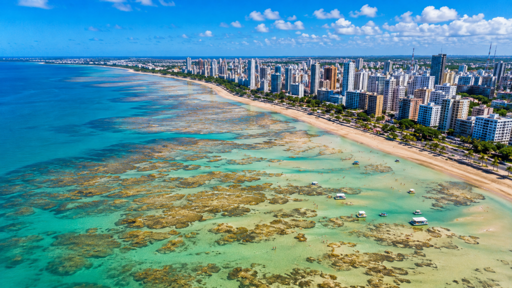 Maré baixa em João Pessoa com vista aérea da orla