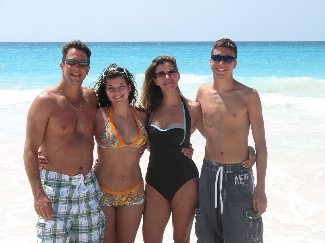 Família aproveitando passeio na praia durante viagem