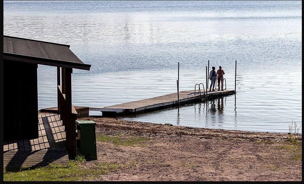 Casal idoso contemplando paisagem durante viagem tranquila