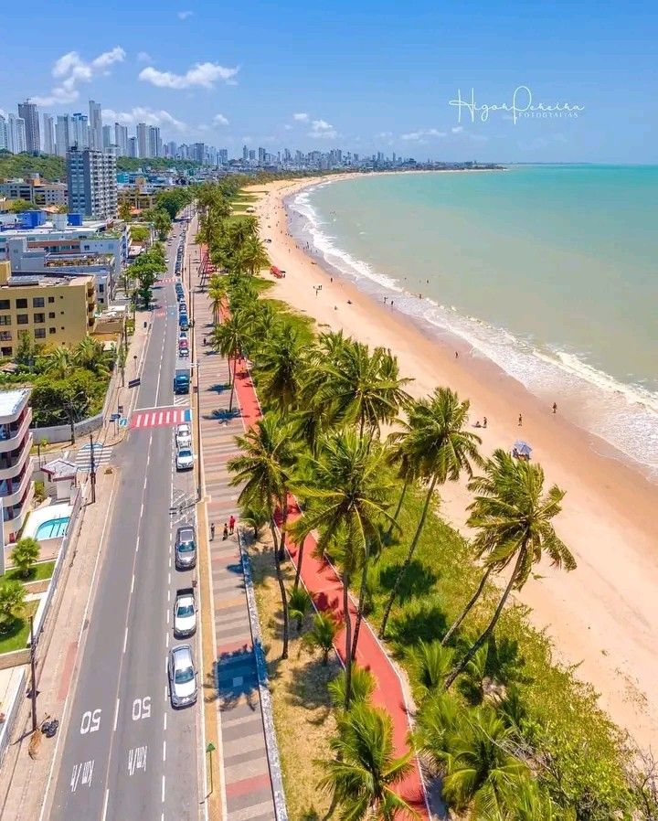 Orla de João Pessoa com praia, coqueiros e prédios à beira-mar