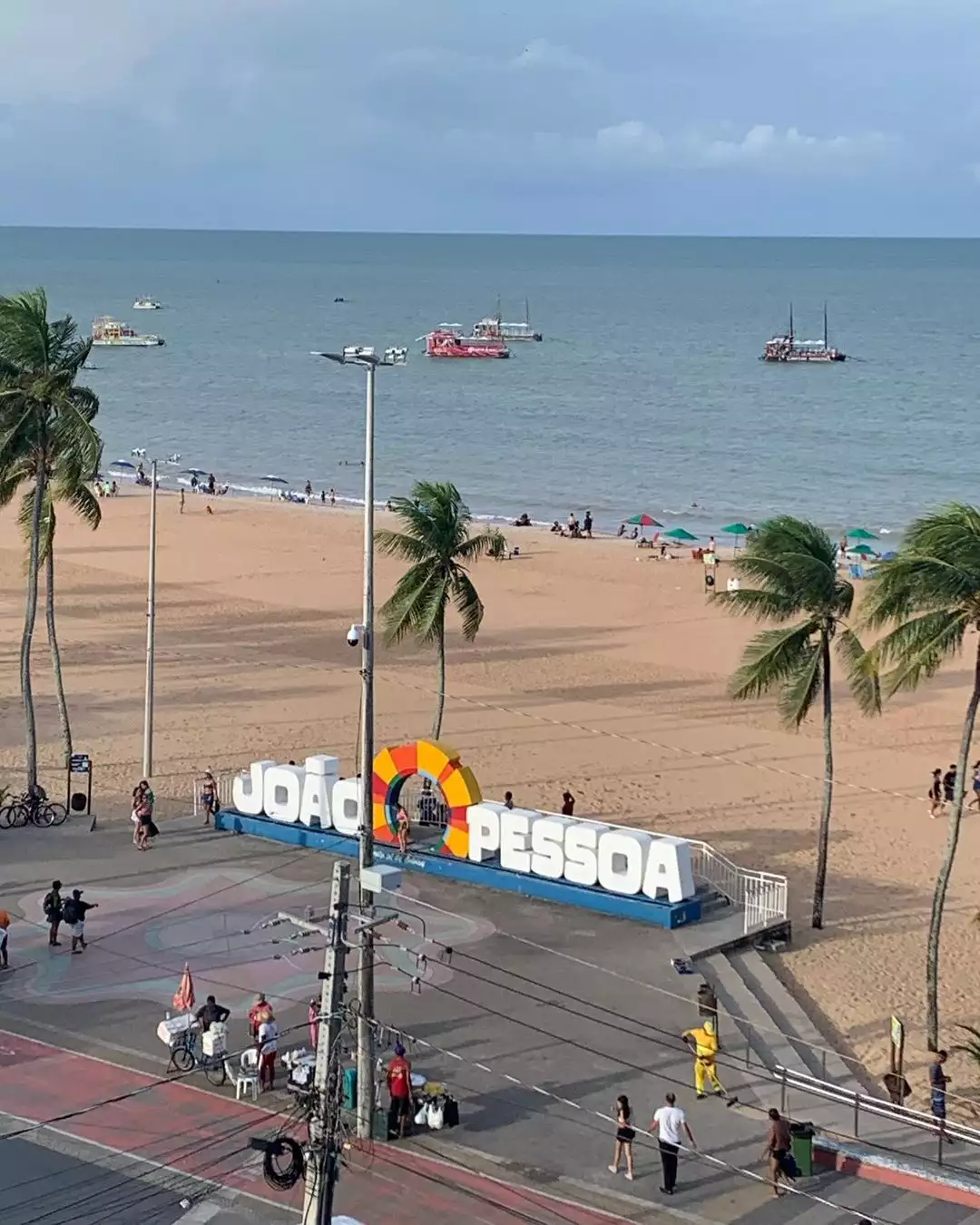Letreiro João Pessoa em frente à praia e aos catamarãs