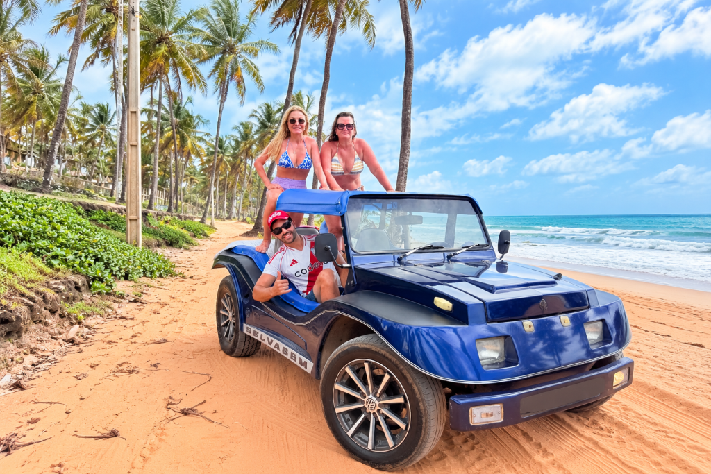 Passeio privativo de buggy em João Pessoa com passageiros na praia